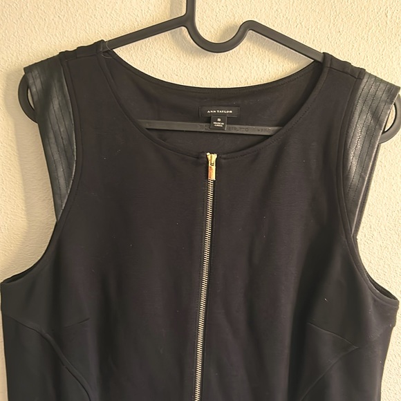 Ann Taylor Excellent Black Sleeveless Gold Full Front Zipper Dress...Size: 8. - Picture 3 of 7